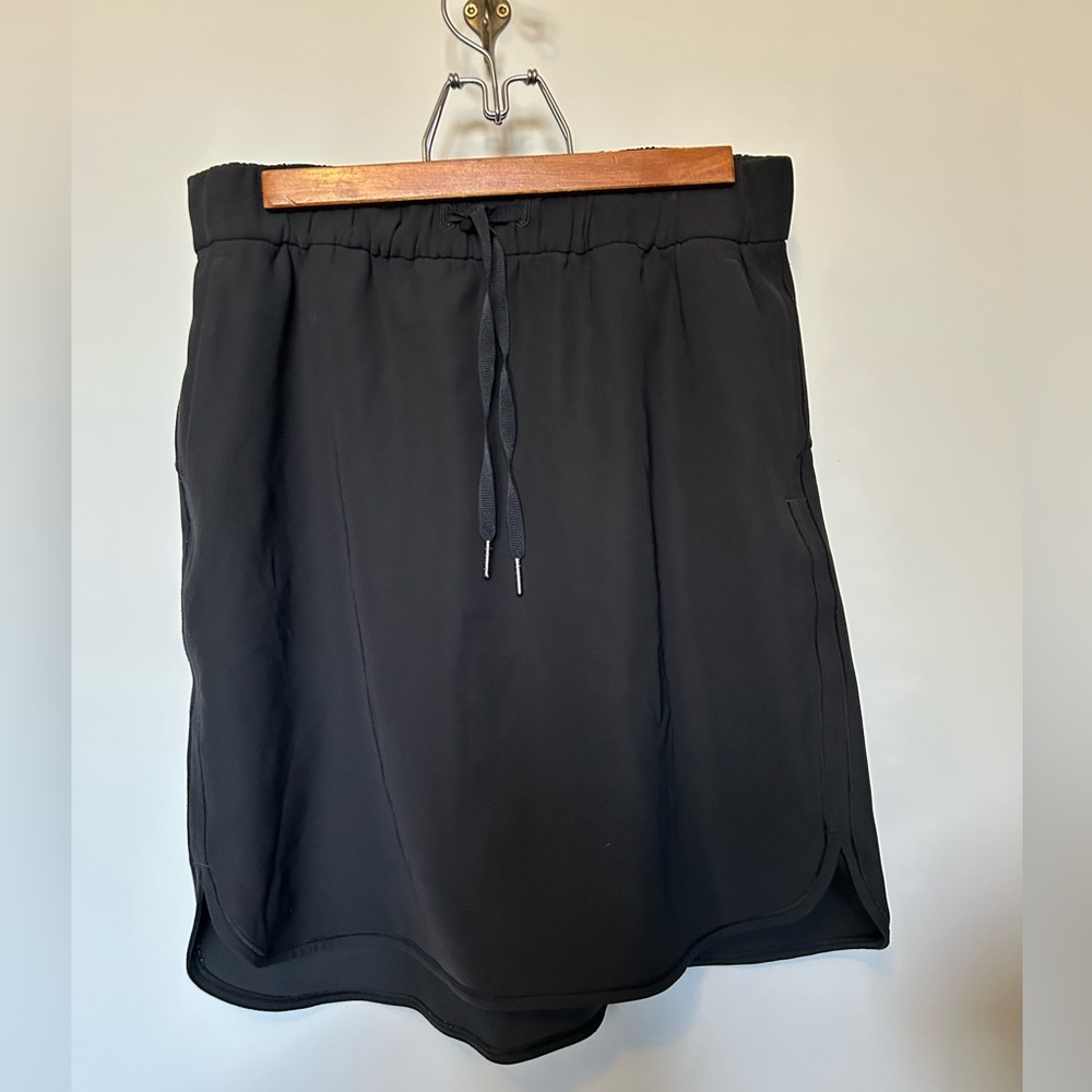 Lululemon on the fly 21” skirt in black size 8